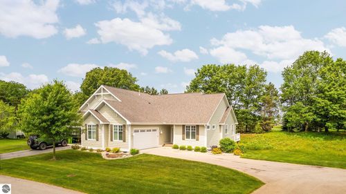 172 Wildwood Meadow Dr, Traverse City, MI, 49686-6143 | Card Image