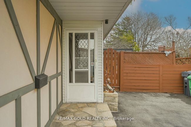 10 Cupola Crt, House attached with 4 bedrooms, 2 bathrooms and 4 parking in Brampton ON | Image 4
