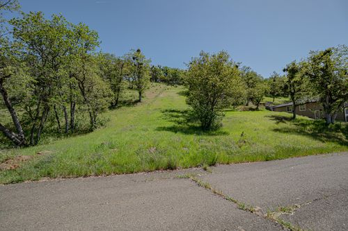 374 Avalon Ter, Eagle Point, OR, 97524-6670 | Card Image