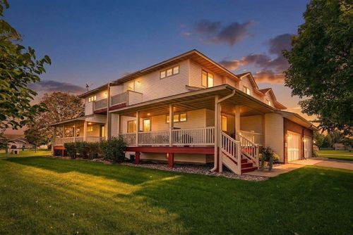 8600 Tessman Cir N, Brooklyn Park, MN, 55445-3101 | Card Image
