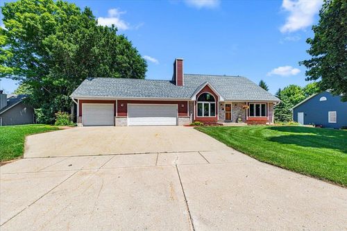 8370 W Hillsdale Drive, Franklin, WI, 53132 | Card Image