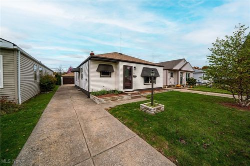 3018 Center Dr, Parma, OH, 44134-4606 | Card Image