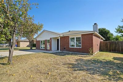 824 Mccully Street, House other with 3 bedrooms, 2 bathrooms and null parking in White Settlement TX | Image 3