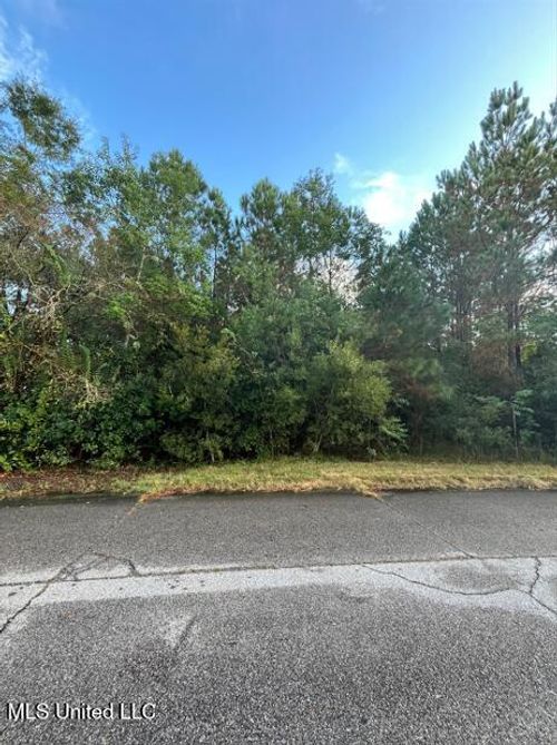 6704 Martinique Dr, Biloxi, MS, 39532-9302 | Card Image