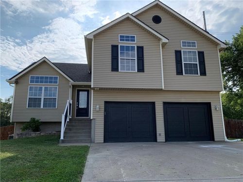 8524 N Ava Ave, Kansas City, MO, 64154-1886 | Card Image