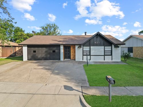 421 Parkvale Ln, Grand Prairie, TX, 75052-5211 | Card Image