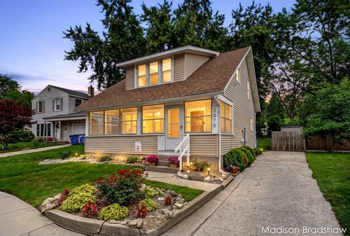2070 Monroe Ave, Grand Rapids, MI, 49505-6263 | Card Image