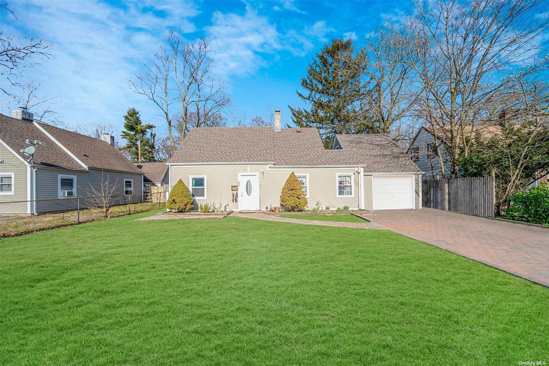 Maplewood Dr, Westbury, NY 11590