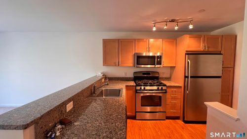 204-26 Schoolhouse Dr, West Hartford, CT, 06110-1437 | Card Image