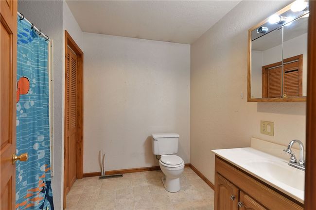 Upper Bathroom | Image 23
