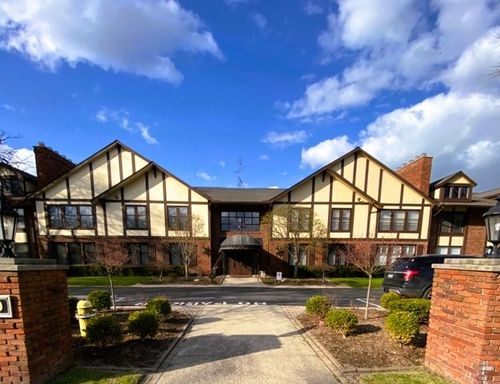 apt-10-1750 Vernier Rd, Grosse Pointe Woods, MI, 48236-1572 | Card Image
