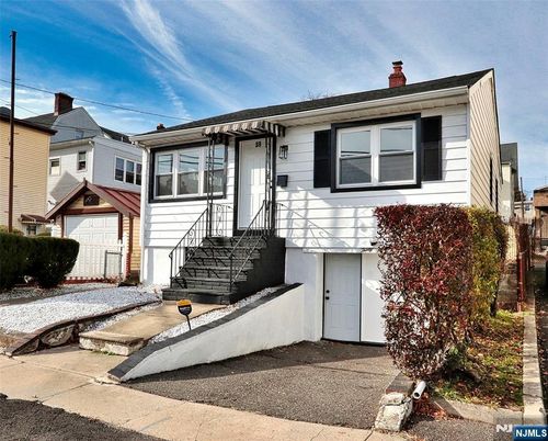 39 Grant Pl, Irvington, NJ, 07111-1404 | Card Image