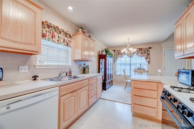 19608 E 39 Th Pl S, House other with 3 bedrooms, 2 bathrooms and null parking in Broken Arrow OK | Image 7