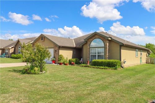 329 W 26th Ln, Eudora, KS, 66025-7108 | Card Image