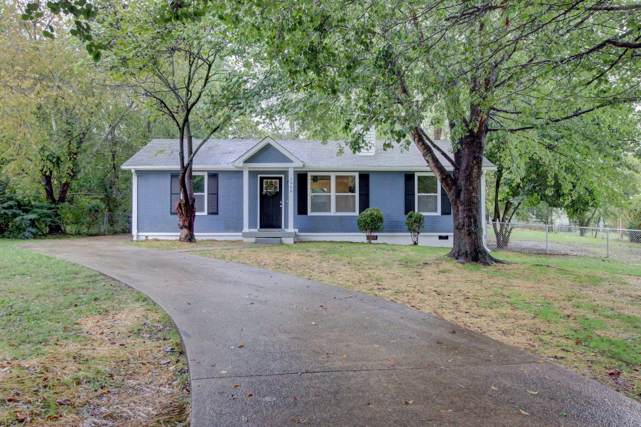 Roan Dr, Clarksville, TN 37042