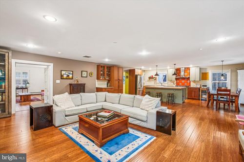 911 Hillwood Ave, FALLS CHURCH, VA, 22042-2420 | Card Image
