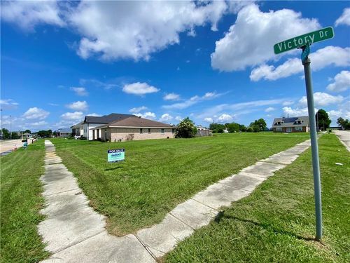 8553 Victory Dr, Chalmette, LA, 70043-1125 | Card Image