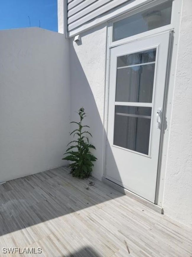 Front terrace with entrance door | Image 23