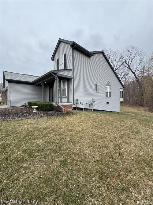 5191 Sandalwood Cir, Grand Blanc, MI, 48439-4267 | Card Image