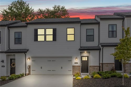 216 Hanover Ln, Washington, PA, 15301-8226 | Card Image