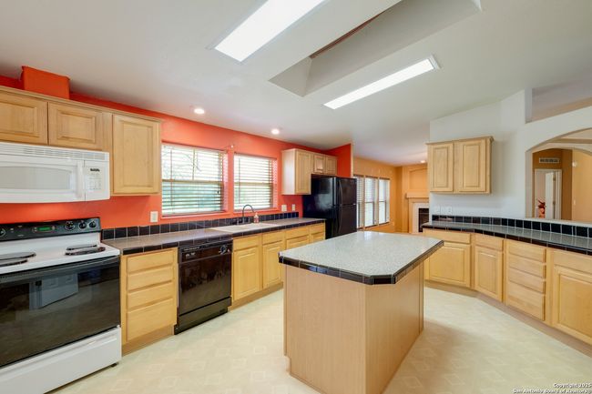 1075 Quail Run, House other with 3 bedrooms, 4 bathrooms and null parking in Lytle TX | Image 10