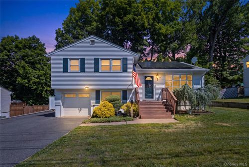 24 Maplewood Blvd, Suffern, NY, 10901-7628 | Card Image