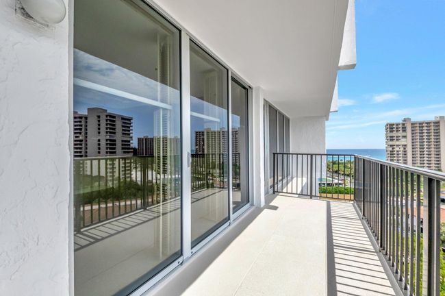 PH10 - 4750 S Ocean Blvd, Condo with 2 bedrooms, 2 bathrooms and null parking in Highland Beach FL | Image 6