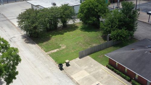 211 4th St, Sealy, TX, 77474-2725 | Card Image