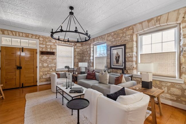 125 W San Antonio St, Home with 2 bedrooms, 3 bathrooms and 2 parking in Fredericksburg TX | Image 6