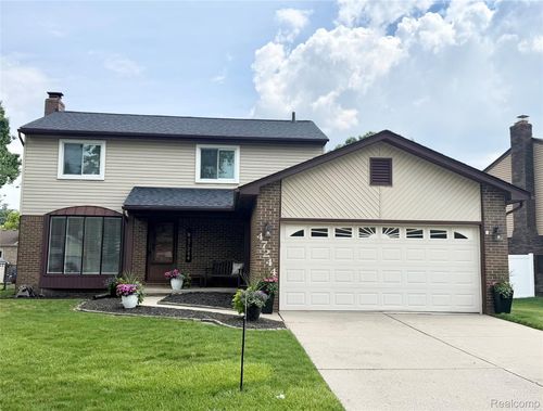 47244 Meadowbrook Dr, Macomb, MI, 48044-2747 | Card Image