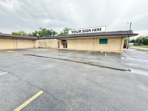 779 N West St, Wichita, KS, 67203-1240 | Card Image