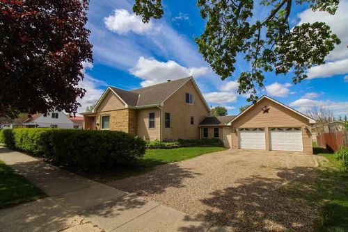303 7th St, Grundy Center, IA, 50638-1422 | Card Image