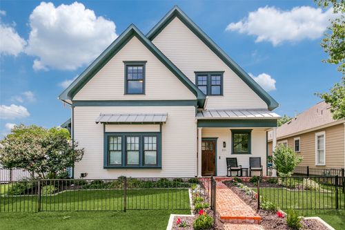 221 Austin St, Grapevine, TX, 76051-3641 | Card Image