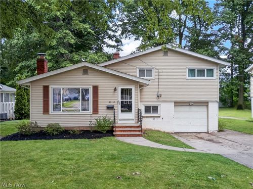 39127 Gardenside Dr, Willoughby, OH, 44094-7911 | Card Image