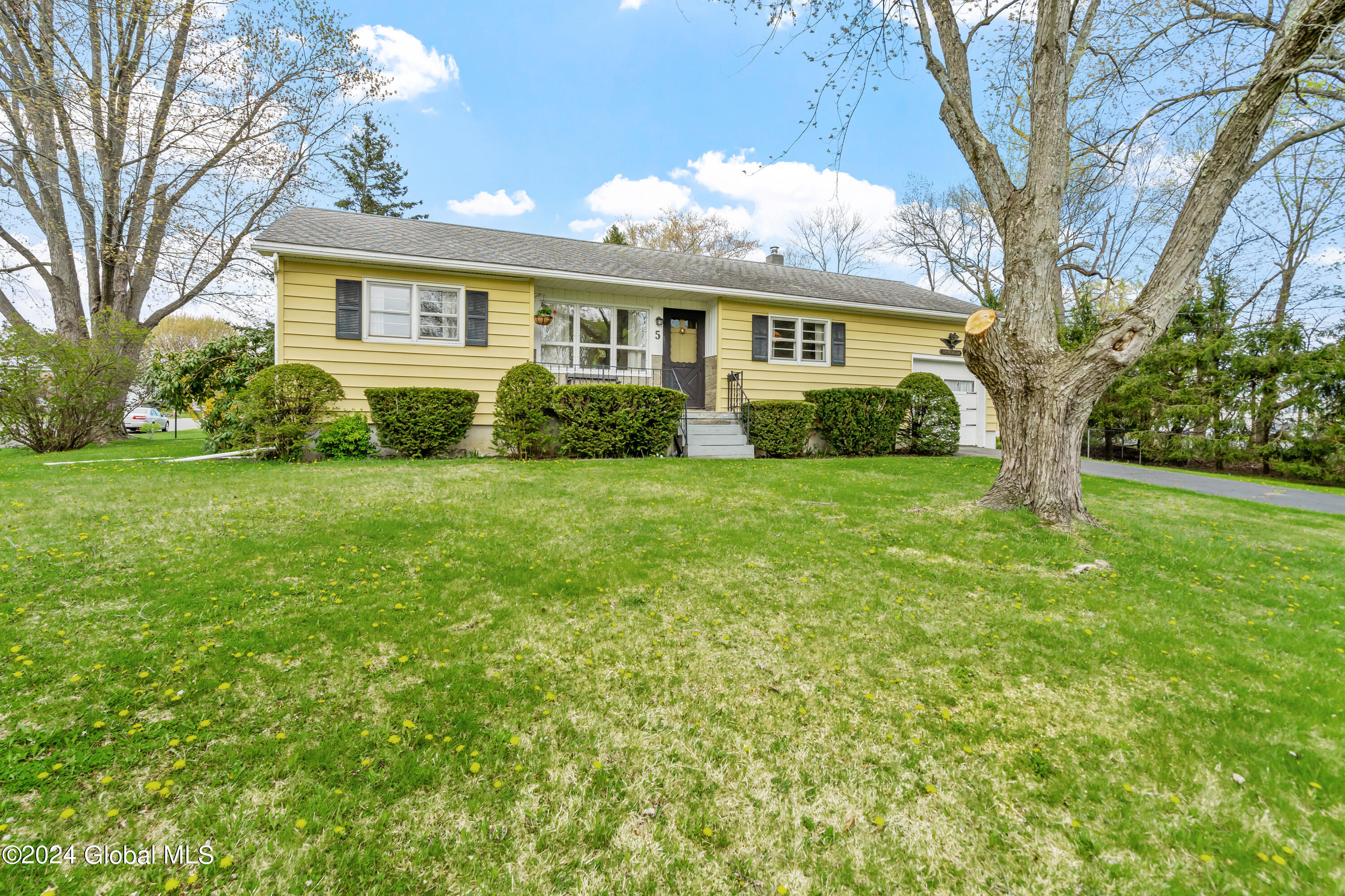 Blue Creek Ln, Latham, NY 12110