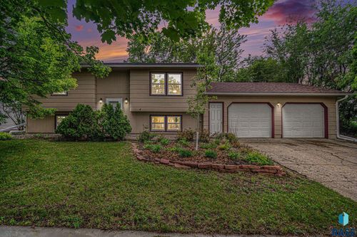 1025 Nw 7th St, Madison, SD, 57042-1930 | Card Image
