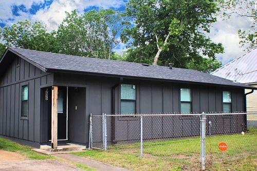 906 E Live Oak St, Lockhart, TX, 78644-2818 | Card Image