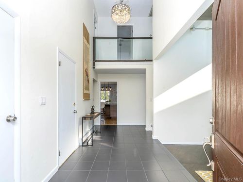 127 Cow Neck Rd, Port Washington, NY, 11050-1143 | Card Image