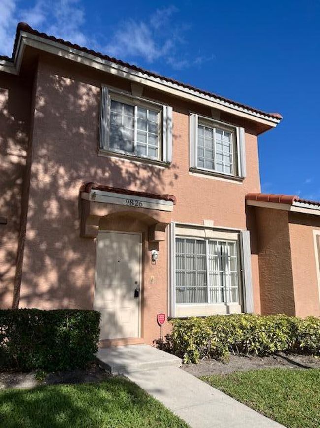 9826 Kamena Cir, Condo with 3 bedrooms, 3 bathrooms and null parking in Boynton Beach FL | Image 4