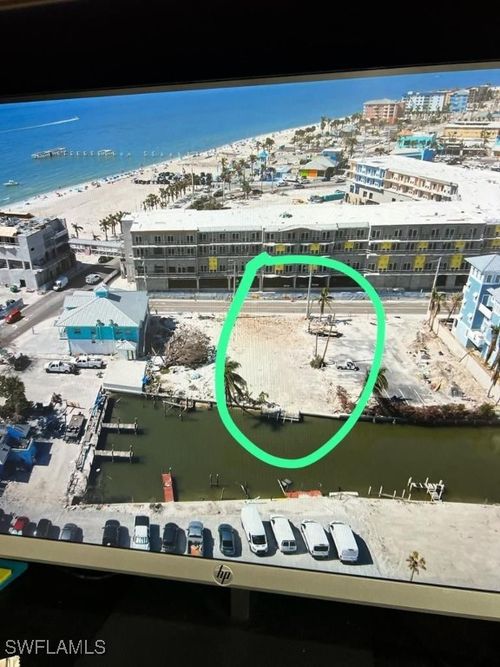 122 Crescent St, FORT MYERS BEACH, FL, 33931-2611 | Card Image