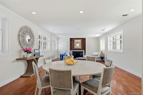 74 Peacock Ln, Locust Valley, NY, 11560-1019 | Card Image