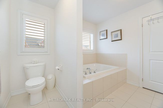 56 Manor Forest Rd, House other with 4 bedrooms, 4 bathrooms and 4 parking in Mount Albert ON | Image 36