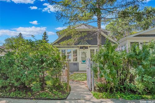 1229 Av B N, Saskatoon, SK, S7L1G4 | Card Image