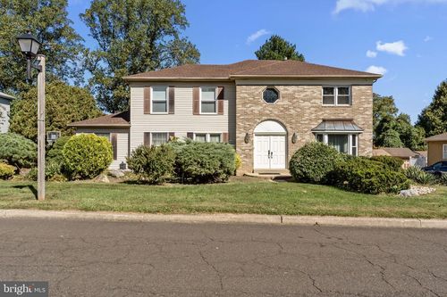 15 Roy Ln, Huntingdon Valley, PA, 19006-3113 | Card Image