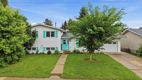 5632 48 Ave, Lacombe, AB, T4L1M7 | Card Image
