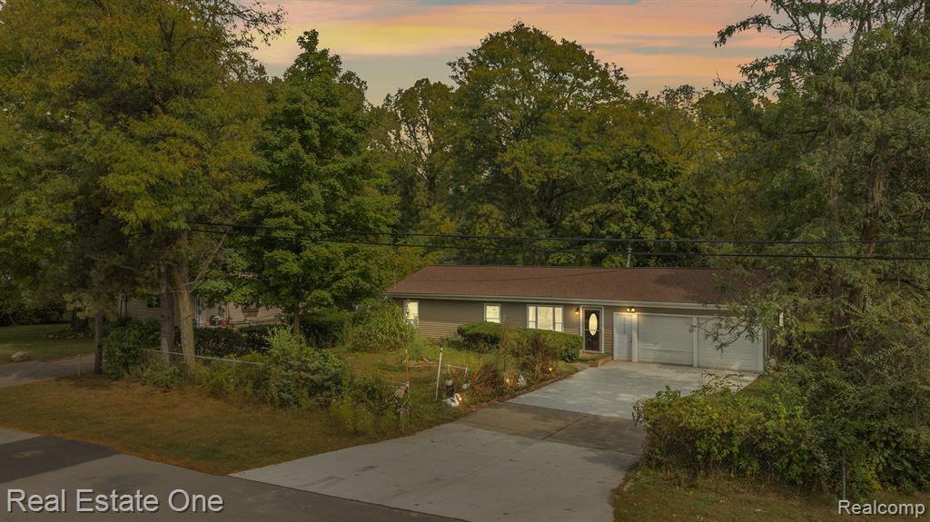 Whitlock St, Farmington Hills, MI 48336