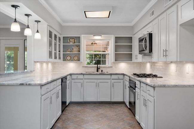 Great lighting in kitchen | Image 11