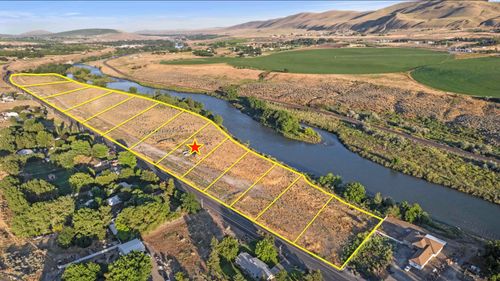 17971 W Old Inland Empire Hwy, Benton City, WA, 99320 | Card Image