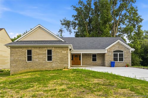 3907 Pontiac Lake Rd, Waterford, MI, 48328-1255 | Card Image
