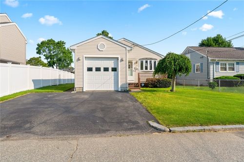 28 Macgregor St, Providence, RI, 02904-1115 | Card Image